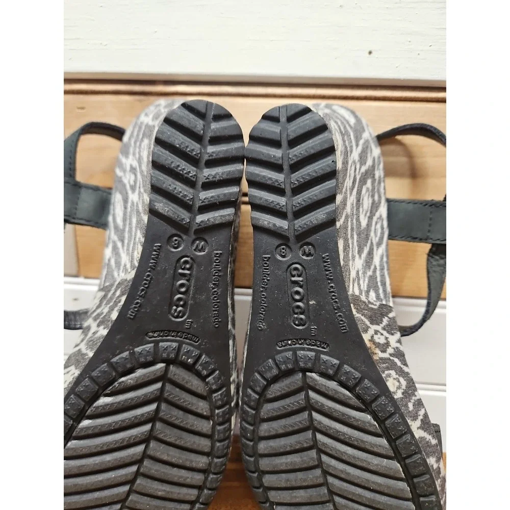 Crocs Leigh Ikat Sandals Womens 8 Black White Nubuck Wedge T Strap Buckle